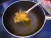 �A鍋に柚子はちみつを入れ、よく混ぜて、混ざったところで火をつける。