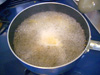 �B沸騰するまで混ぜ続け、寒天をよく煮溶かす。沸騰したら弱火にし、２〜３分加熱してから火を止めて、火からおろし、耐熱容器に移し替えて粗熱が取れたら冷やしましょう。